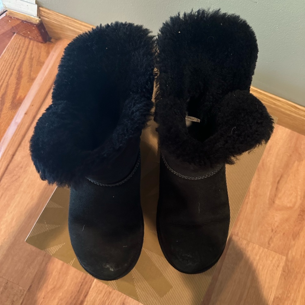 UGG Bailey Button - Picture 3 of 12